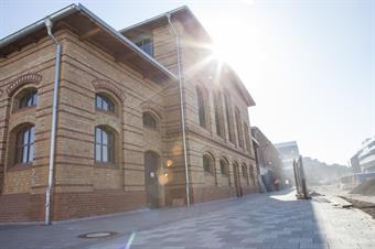 Dieses Bild zeigt die alte Schlachtviehhalle auf dem Campus Derendorf nach dem Umbau in einn Bürogebäude.